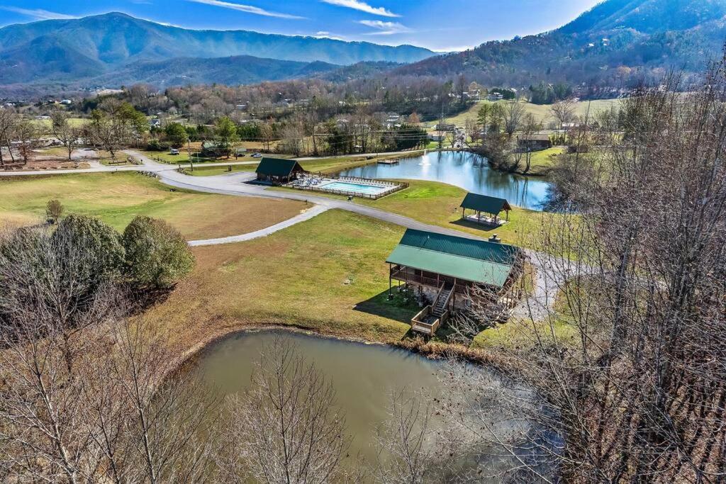 Вилла Spectacular Mtns Views With Private Hot Tub With Pool Table And Private Pond Севьервилл Экстерьер фото