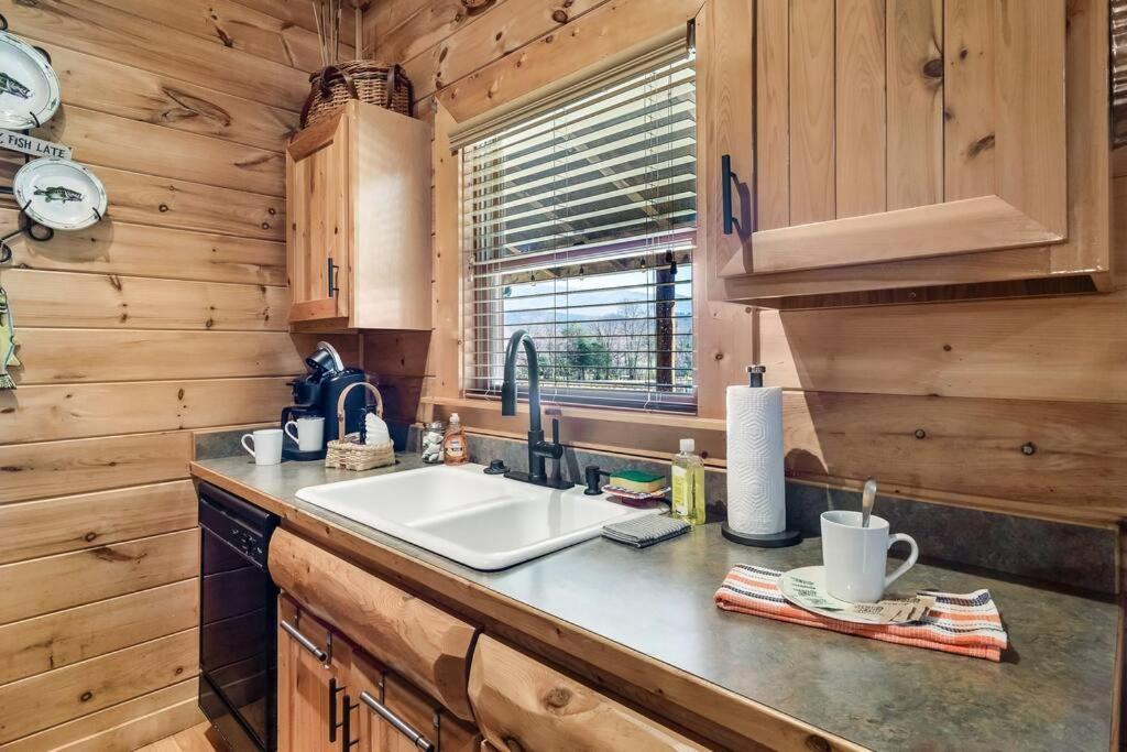 Вилла Spectacular Mtns Views With Private Hot Tub With Pool Table And Private Pond Севьервилл Экстерьер фото